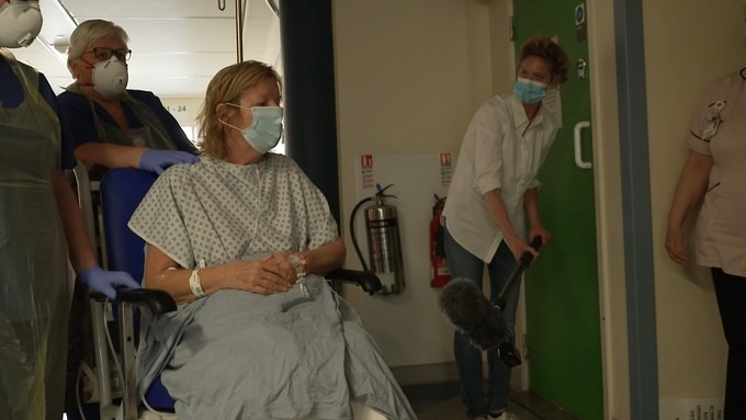 Video về "cuộc chiến" chống Covid-19 trong khu chăm sóc tích cực tại Anh