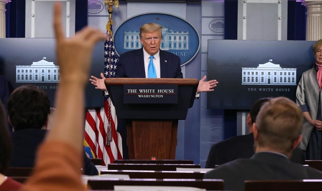 Nhà Trắng hỗn loạn trong "ngày đen tối nhất" mùa dịch Covid-19