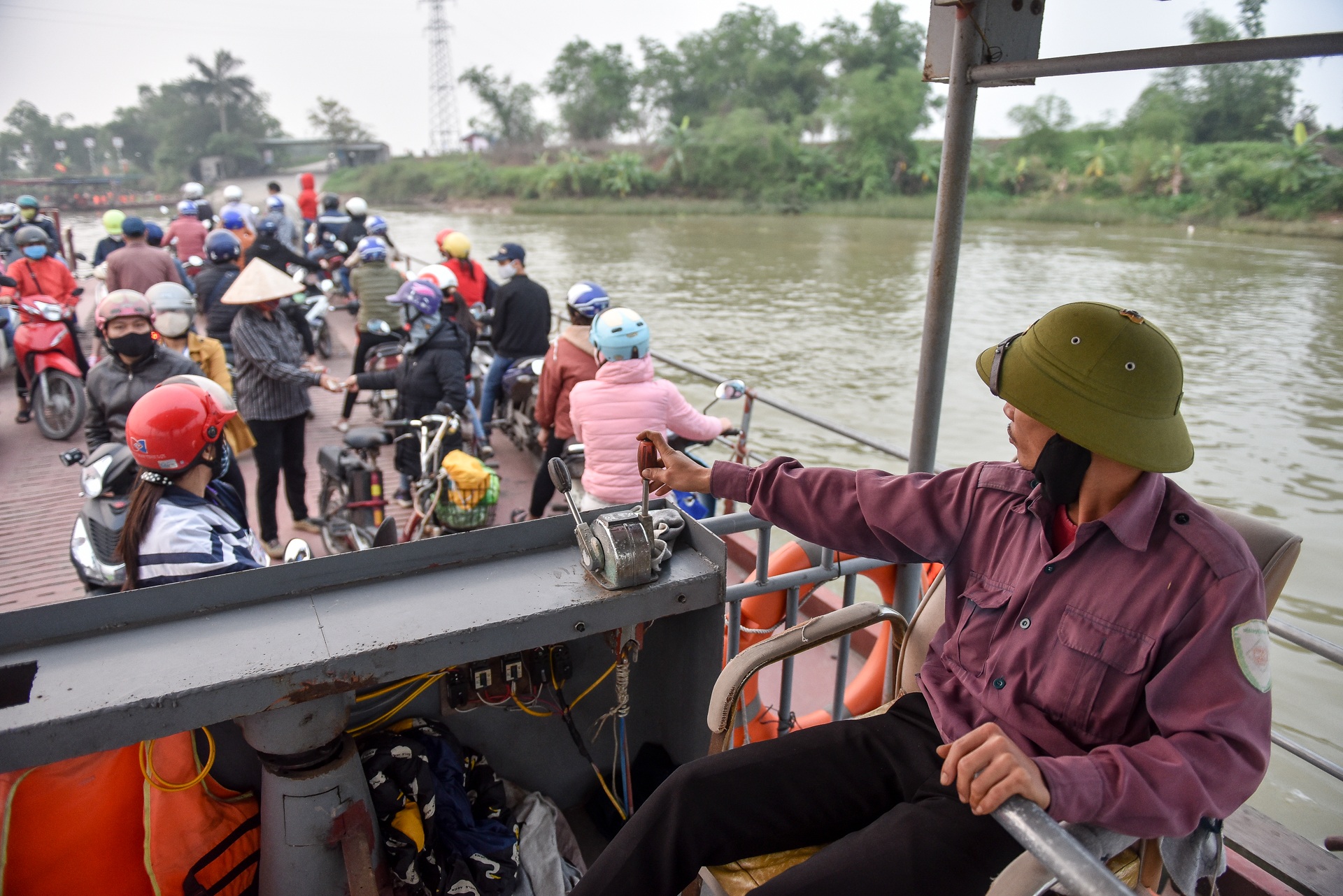 Hải Dương: Dẹp yên bến phà này, lại ùn ùn chen chúc tại bến khác - 9 Hải Dương: Dẹp yên bến phà này, lại ùn ùn chen chúc tại bến khác - 9