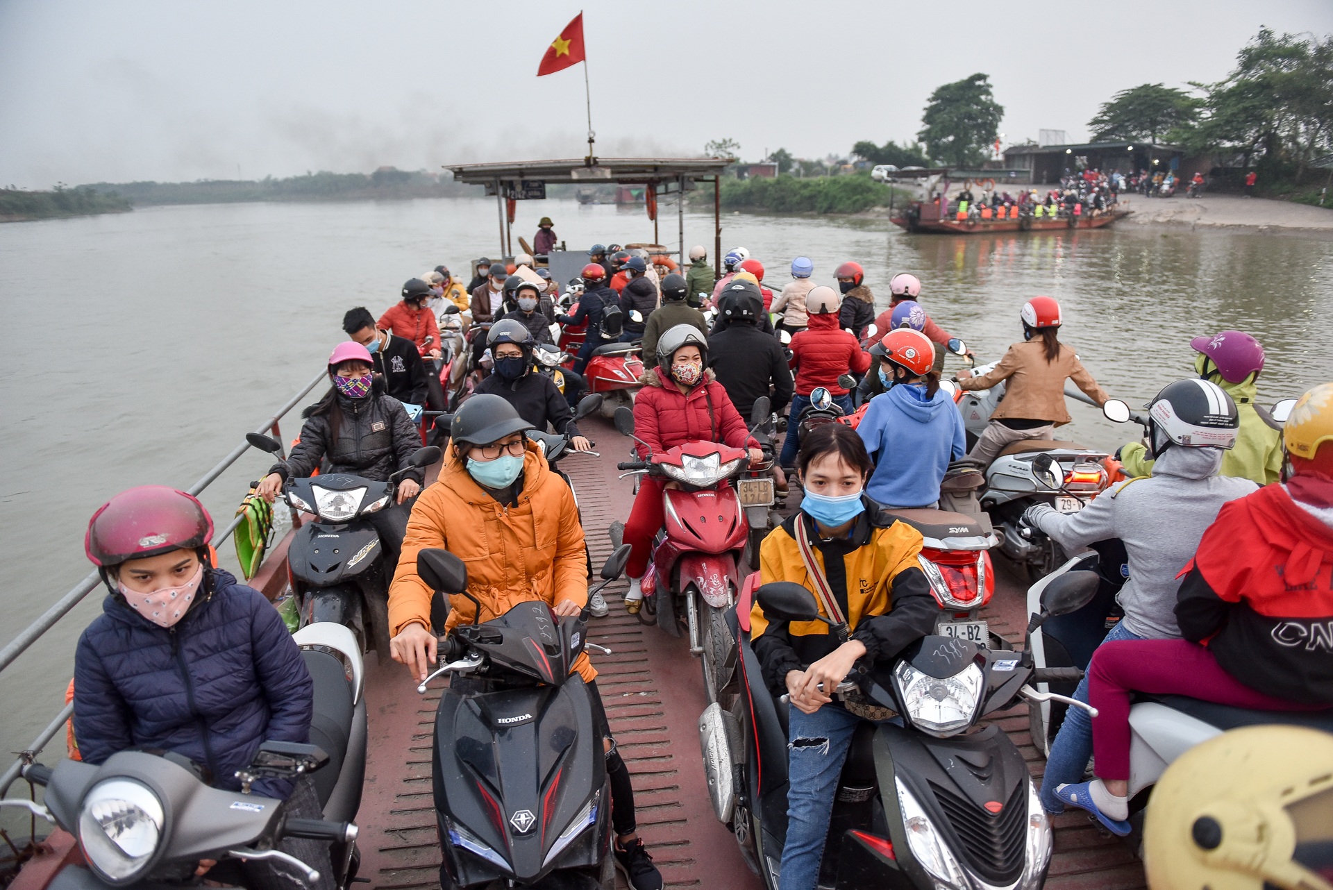 Hải Dương: Dẹp yên bến phà này, lại ùn ùn chen chúc tại bến khác - 3 Hải Dương: Dẹp yên bến phà này, lại ùn ùn chen chúc tại bến khác - 3