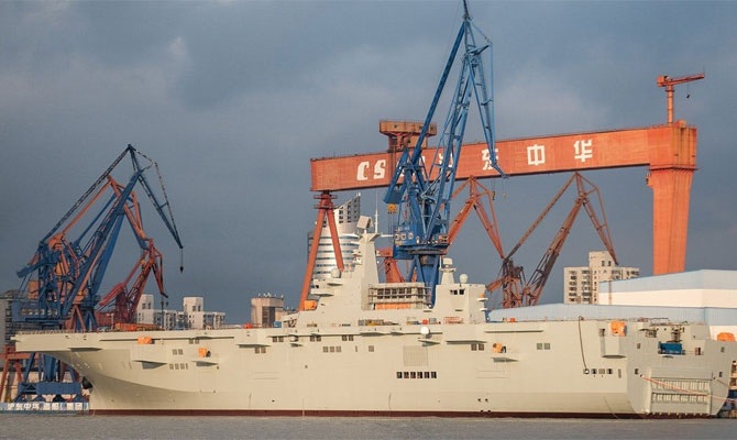 Tàu tấn công đổ bộ của Trung Quốc bốc cháy