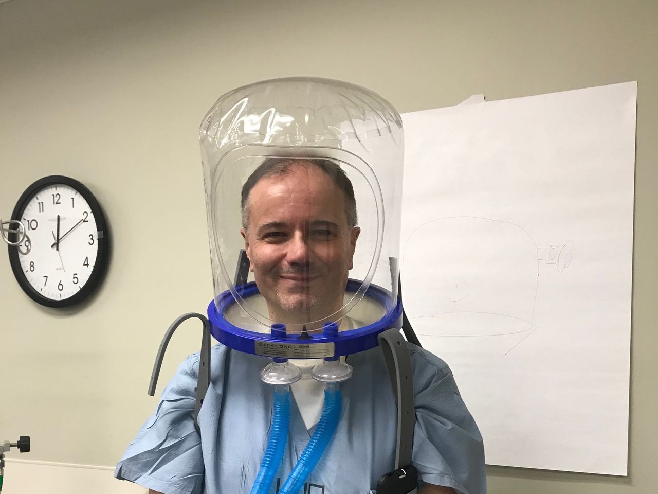 Máy thở kiểu mũ bảo hiểm cháy hàng mùa dịch Covid-19