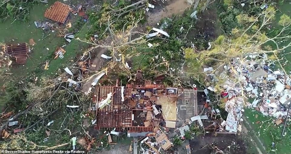 Mỹ: 40 cơn lốc xoáy càn quét kinh hoàng giữa dịch Covid-19, 31 người chết