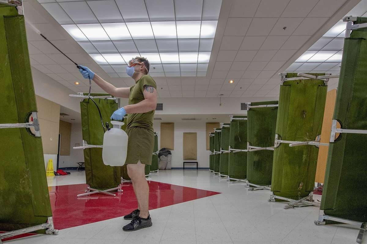 Thủy thủ tàu sân bay Mỹ: "Mẹ, con như sắp chết"