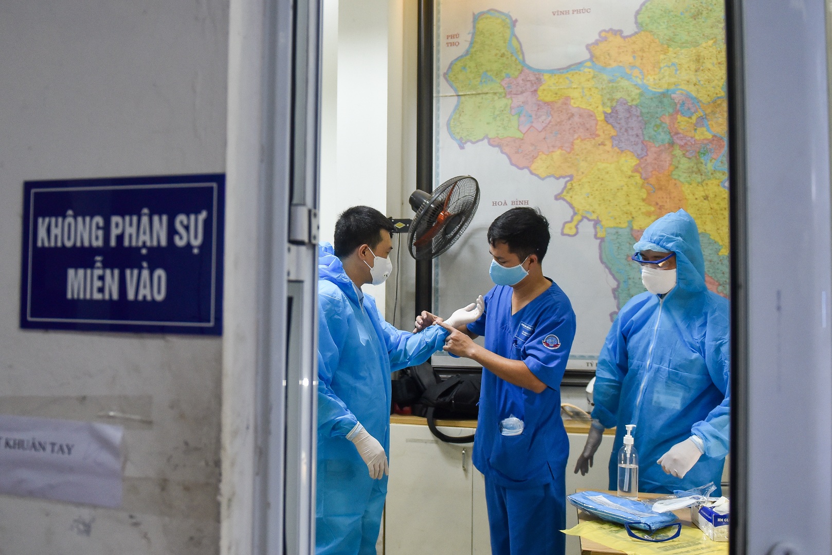 Chuyện chưa kể trên chuyến xe không được bật điều hòa đi bắt Covid - 7 Chuyện chưa kể trên chuyến xe không được bật điều hòa đi bắt Covid - 7