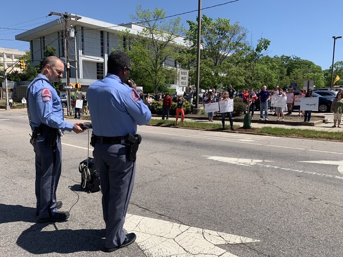 Phớt lờ lệnh cấm tụ tập, người Mỹ biểu tình phản đối giãn cách xã hội