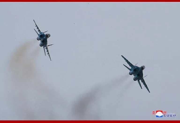 Ông Kim Jong-un thị sát máy bay chiến đấu Triều Tiên diễn tập phóng tên lửa