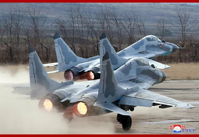 Ông Kim Jong-un thị sát máy bay chiến đấu Triều Tiên diễn tập phóng tên lửa