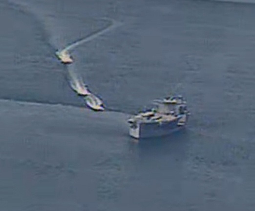 Cận cảnh tàu Iran “vây” dàn tàu chiến Mỹ tại vịnh Ba Tư