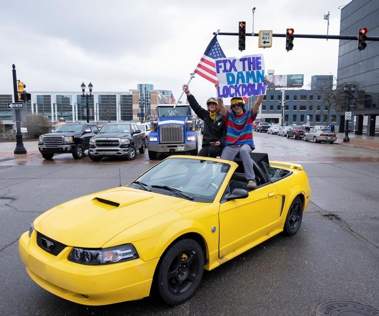 Phớt lờ lệnh cấm tụ tập, người Mỹ biểu tình phản đối giãn cách xã hội