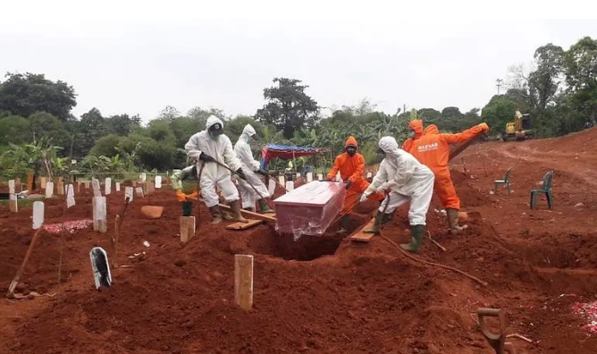 Thợ đào huyệt Indonesia "đầu tắt mặt tối" vì Covid-19