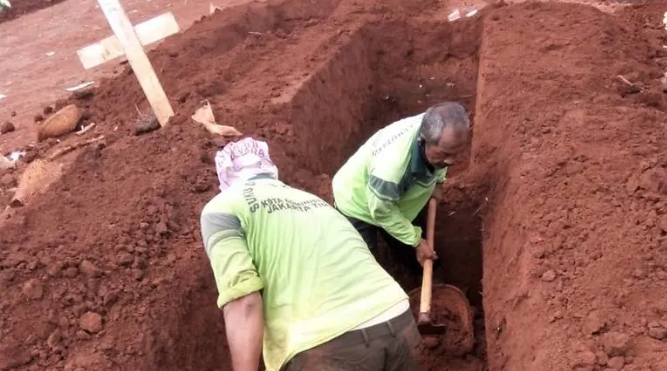 Thợ đào huyệt Indonesia "đầu tắt mặt tối" vì Covid-19