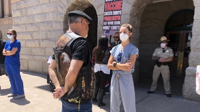 Cuộc đối đầu căng thẳng giữa y tá Mỹ và những người biểu tình chống cách ly