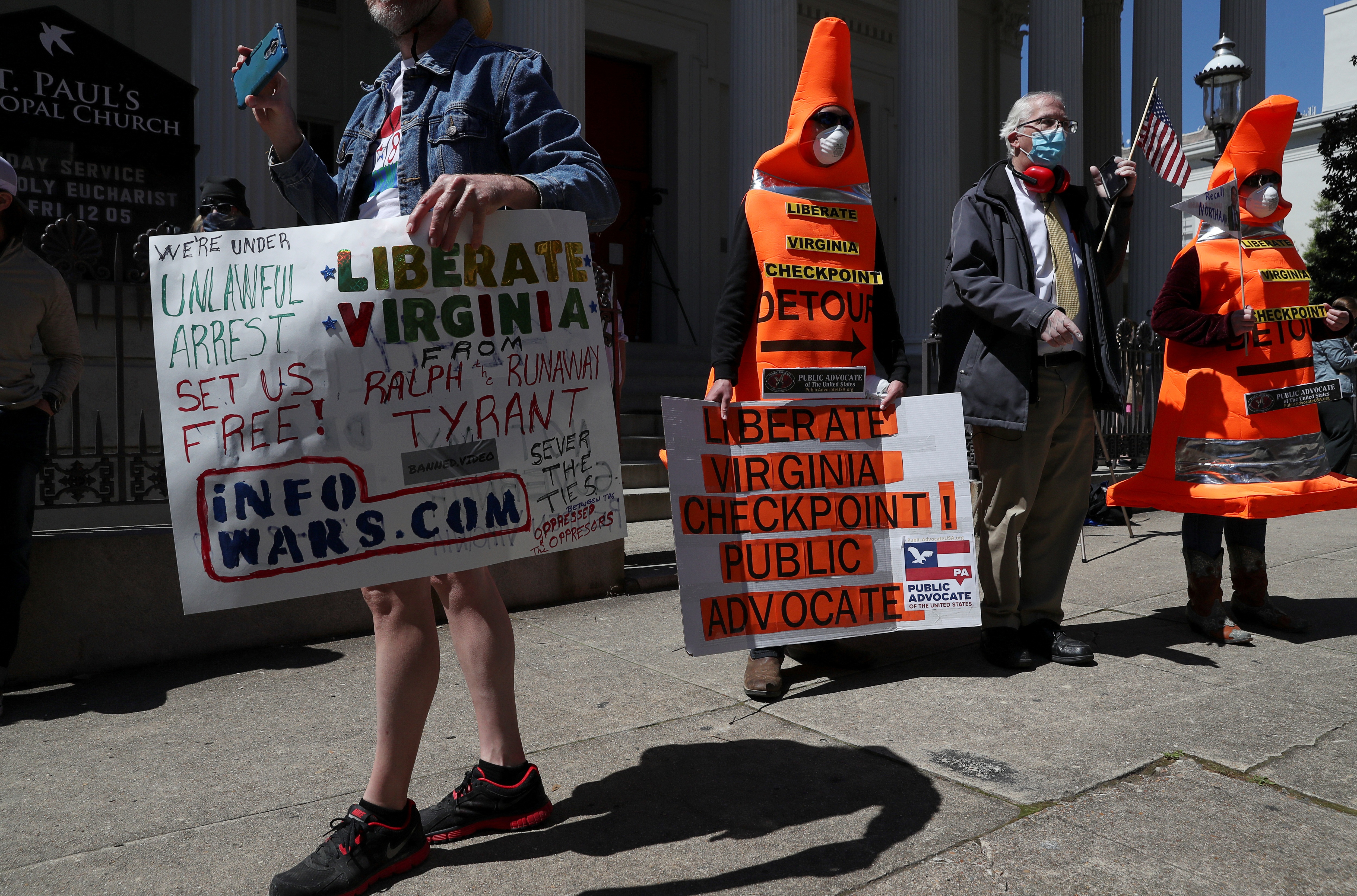 Cuộc đối đầu căng thẳng giữa y tá Mỹ và những người biểu tình chống cách ly