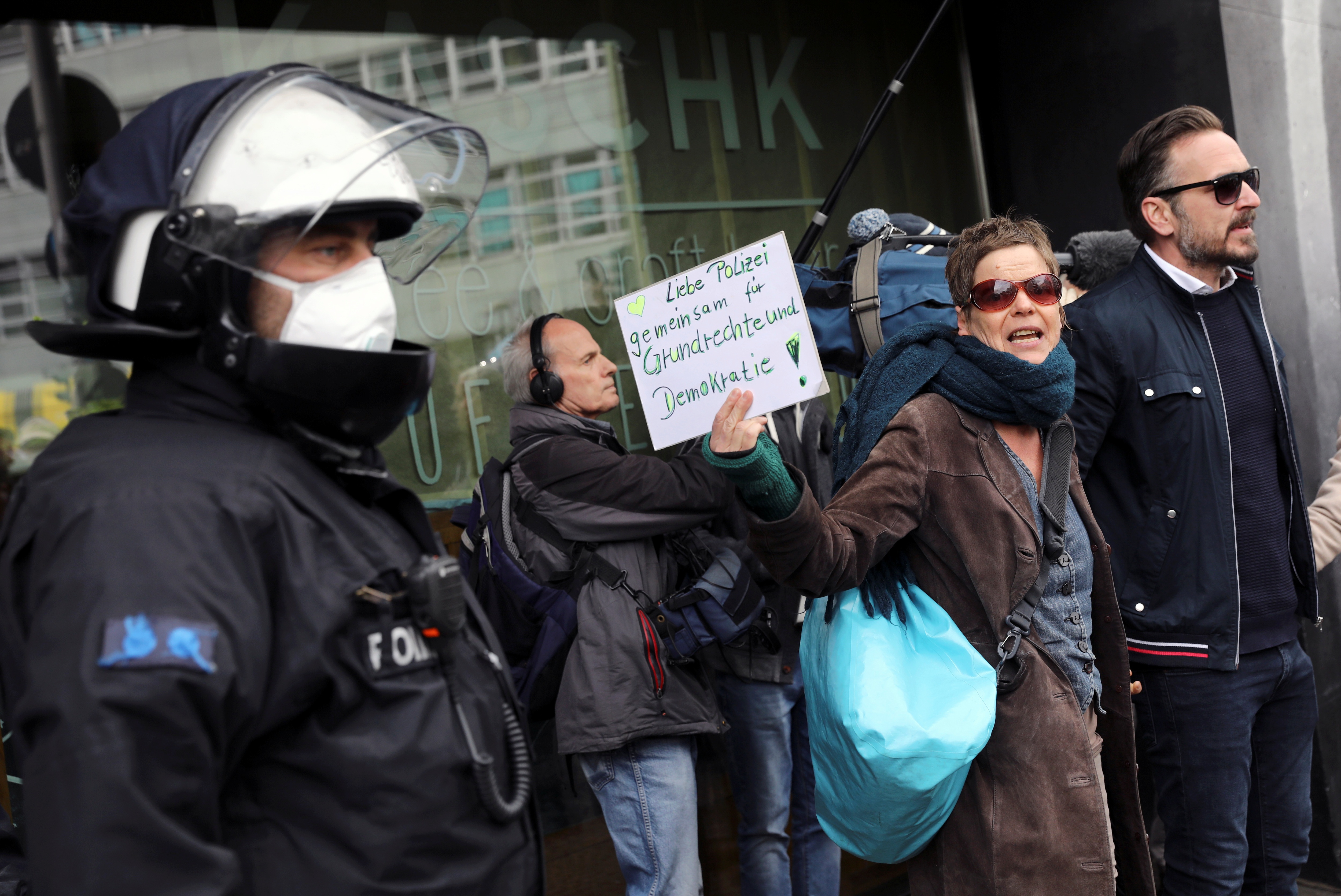 Hàng nghìn người Đức phớt lờ lệnh giãn cách, biểu tình phản đối phong tỏa