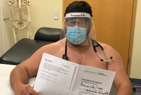 Các bác sĩ Đức chụp ảnh khỏa thân phản đối tình trạng thiếu đồ bảo hộ