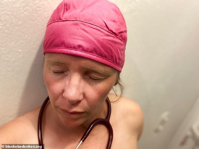 Các bác sĩ Đức chụp ảnh khỏa thân phản đối tình trạng thiếu đồ bảo hộ