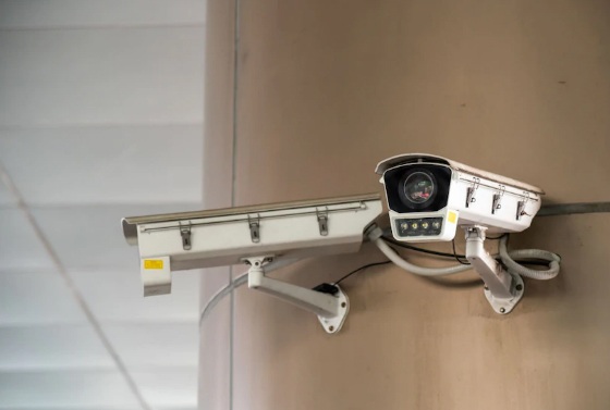 Tranh cãi Trung Quốc lắp camera giám sát trong nhà dân để theo dõi cách ly