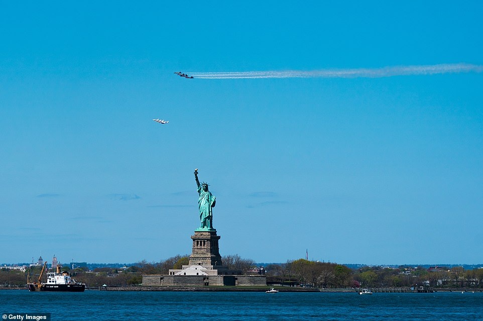 Hàng nghìn người Mỹ xuống đường xem tiêm kích bất chấp dịch bệnh