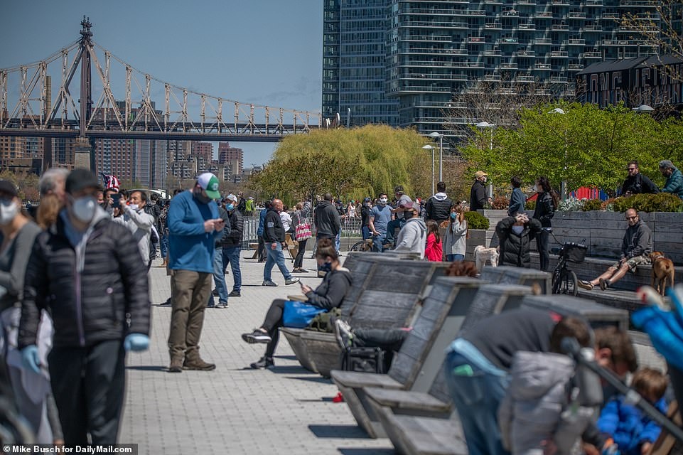 Hàng nghìn người Mỹ xuống đường xem tiêm kích bất chấp dịch bệnh