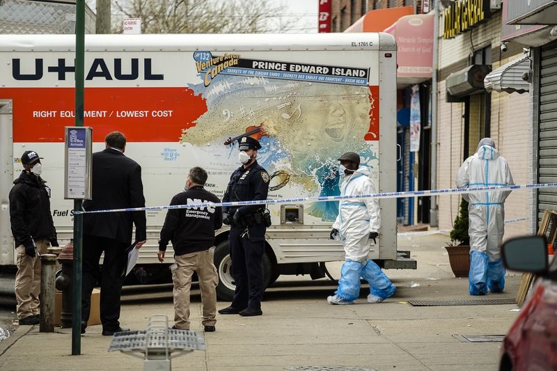 Hàng chục thi thể phân hủy trên xe tải ở New York giữa dịch Covid-19