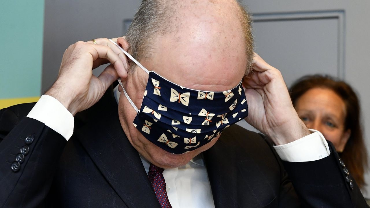 “Sốt” video Phó Thủ tướng Bỉ chật vật đeo khẩu trang