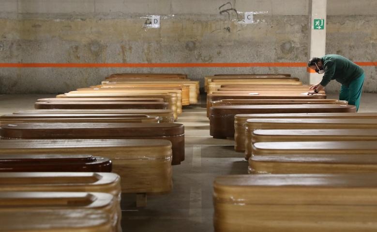 Nhói lòng cảnh chôn cất người chết vì Covid-19 - 18