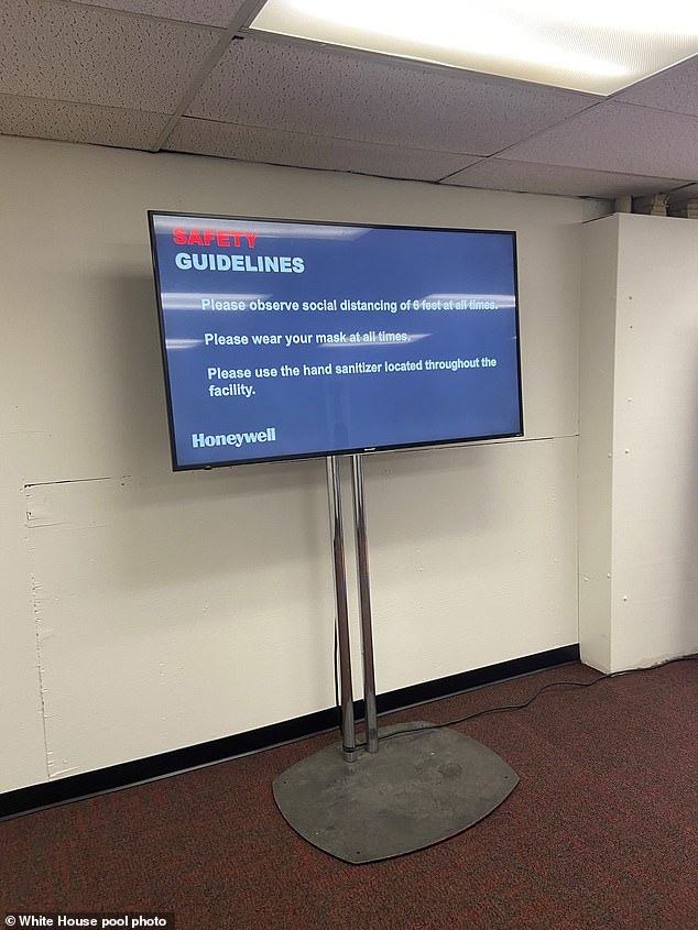 Ông Trump không che mặt khi thăm nhà máy sản xuất khẩu trang