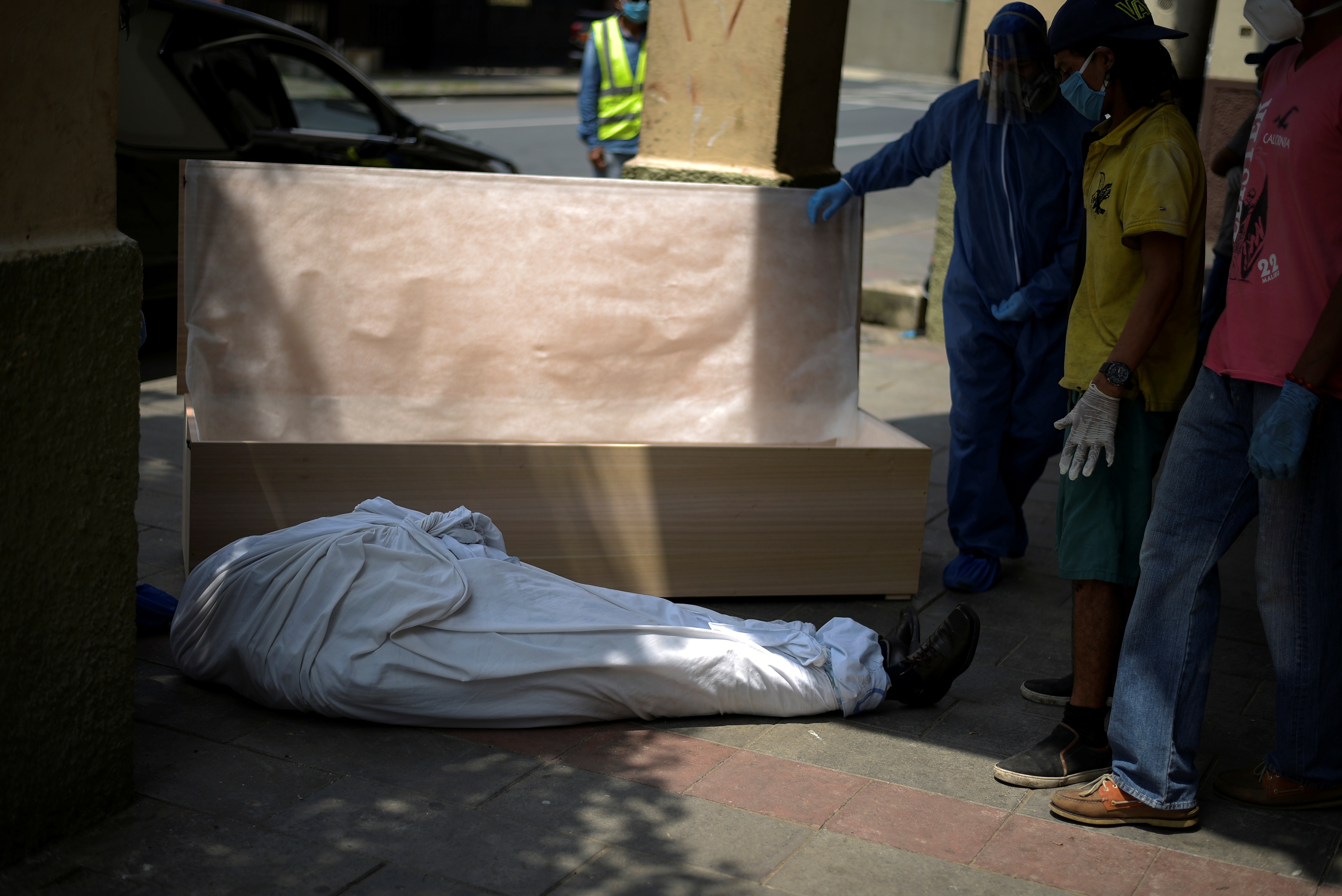 Bi kịch bới xác tìm người nhà tại ổ dịch “Vũ Hán ở Mỹ Latinh”