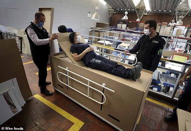 Sáng kiến biến giường bệnh bìa các-tông thành quan tài giữa dịch Covid-19