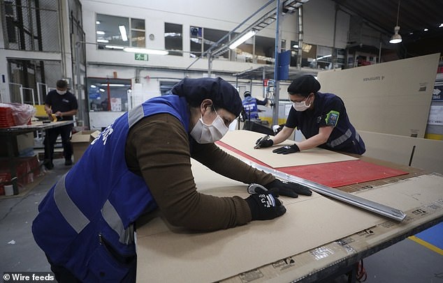 Sáng kiến biến giường bệnh bìa các-tông thành quan tài giữa dịch Covid-19