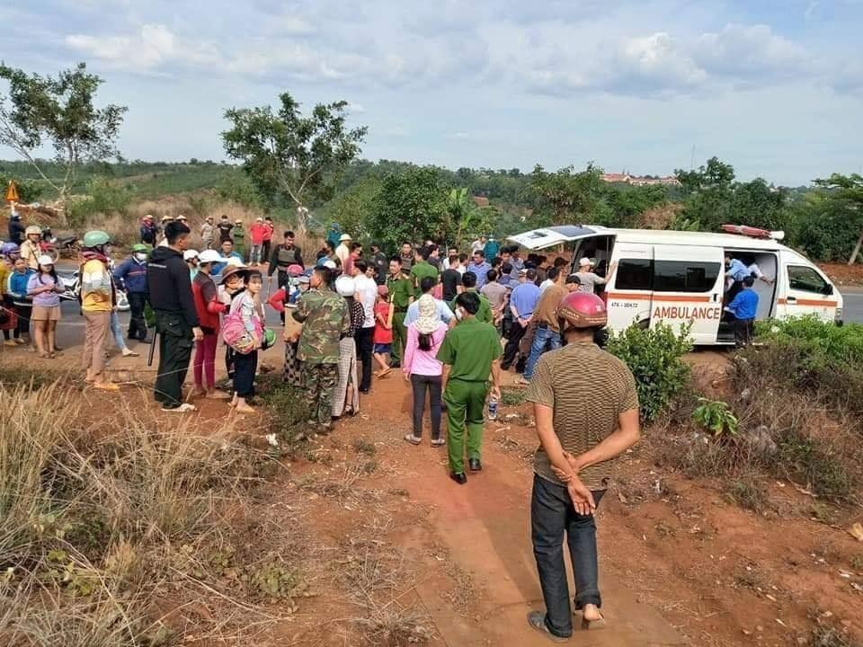 Giải cứu hai cháu bé bị bố mẹ tâm thần nhốt nhiều ngày liền - 2 Giải cứu hai cháu bé bị bố mẹ tâm thần nhốt nhiều ngày liền - 2