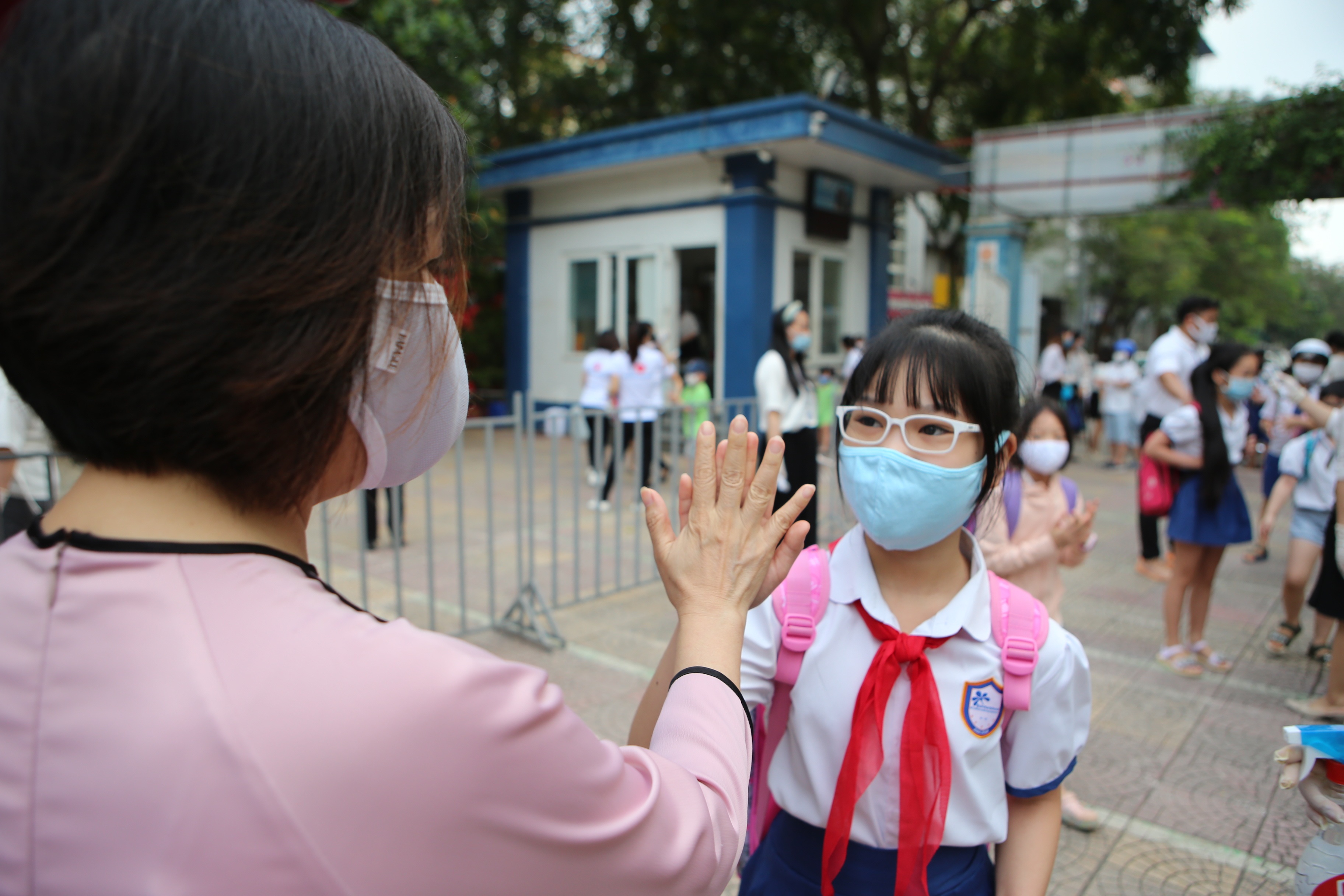 Học sinh mầm non, tiểu học nô nức tới trường sau 3 tháng nghỉ phòng dịch - 2 Học sinh mầm non, tiểu học nô nức tới trường sau 3 tháng nghỉ phòng dịch - 2