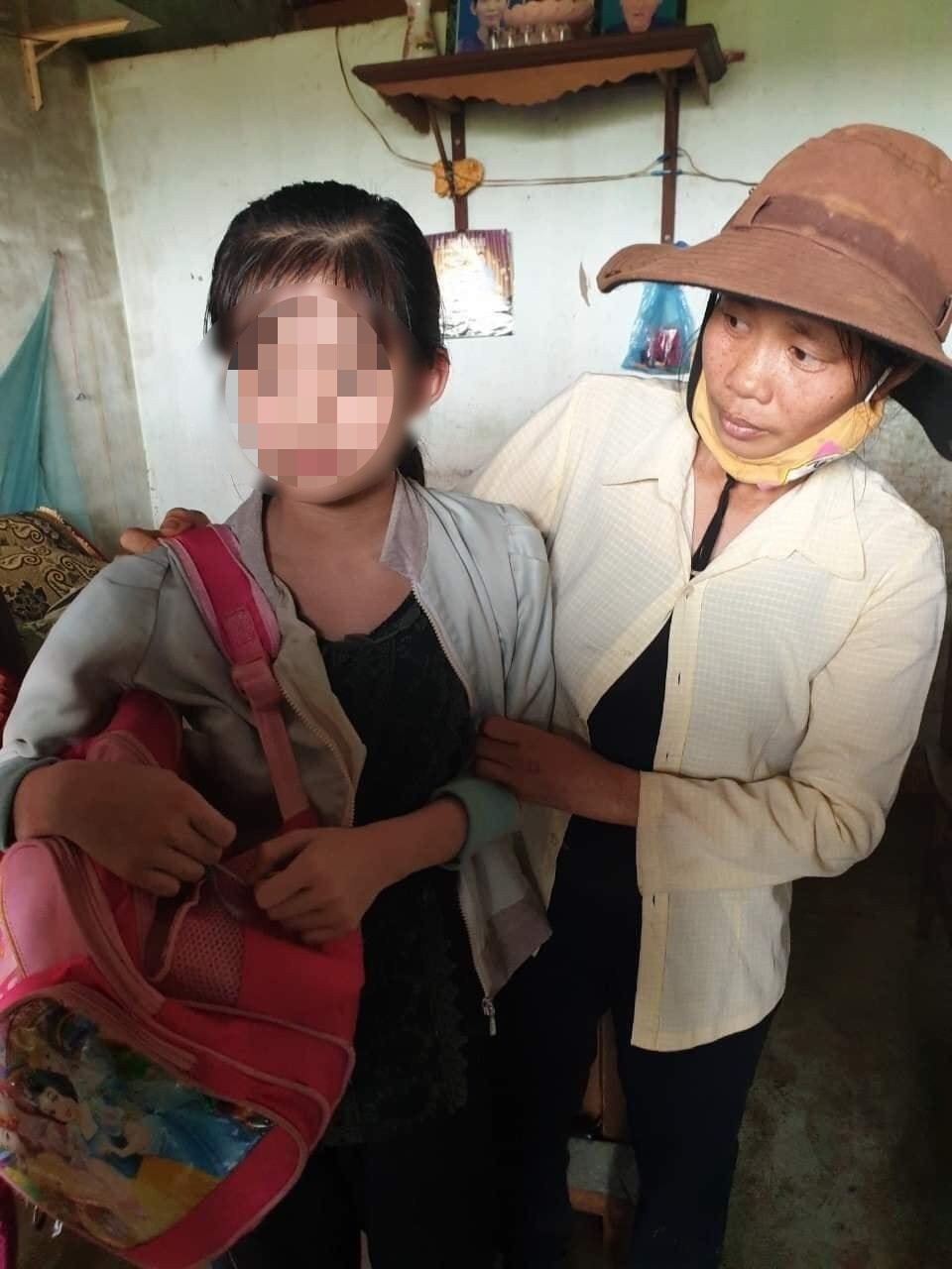 Giải cứu hai cháu bé bị bố mẹ tâm thần nhốt nhiều ngày liền - 3 Giải cứu hai cháu bé bị bố mẹ tâm thần nhốt nhiều ngày liền - 3