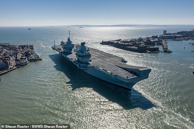 Video tàu sân bay 3,6 tỷ USD của Anh bị rò rỉ khiến nước biển tràn vào