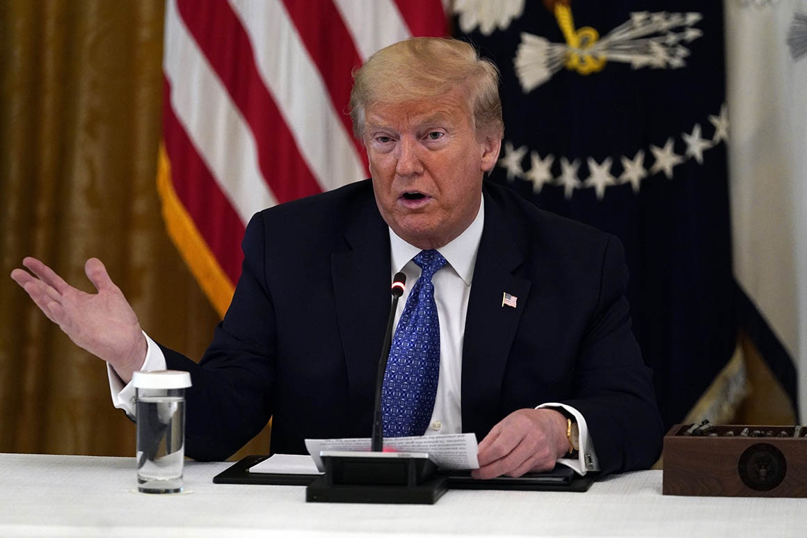 Ông Trump coi việc hơn 1,5 triệu người mắc Covid-19 là "huy hiệu danh dự"