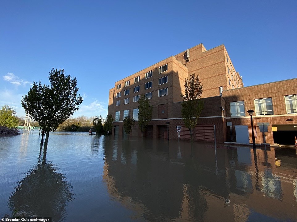 Vỡ 2 đập, bang của Mỹ gặp thảm họa "500 trăm năm có một"