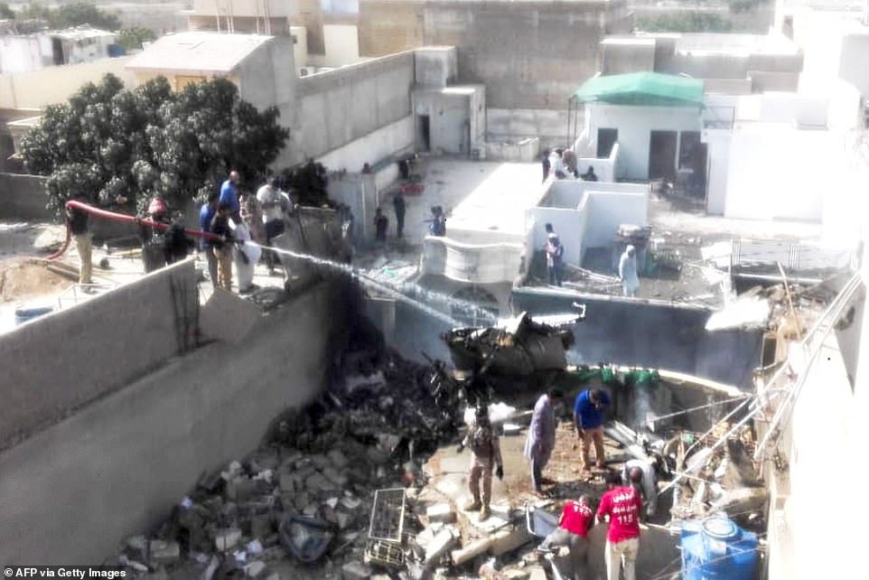 Máy bay Pakistan lao xuống khu dân cư, toàn bộ 107 người nghi thiệt mạng