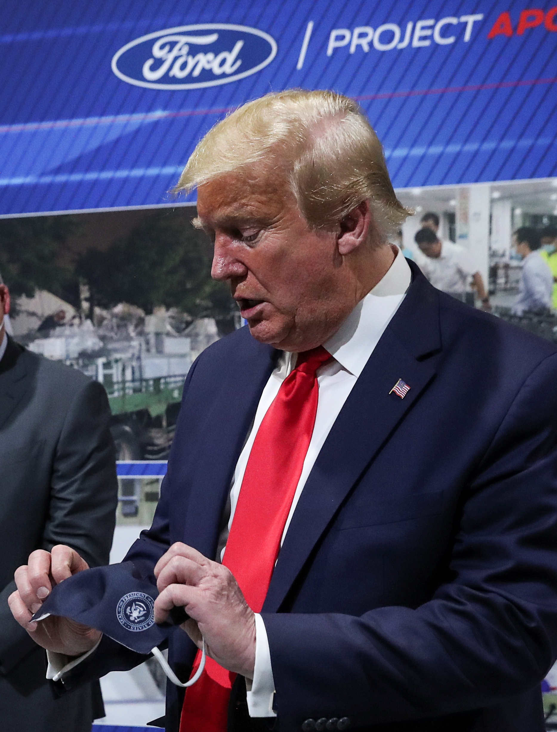 Ông Trump chỉ đeo khẩu trang “chớp nhoáng”, không muốn báo chí nhìn thấy - 2 Ông Trump chỉ đeo khẩu trang “chớp nhoáng”, không muốn báo chí nhìn thấy - 2