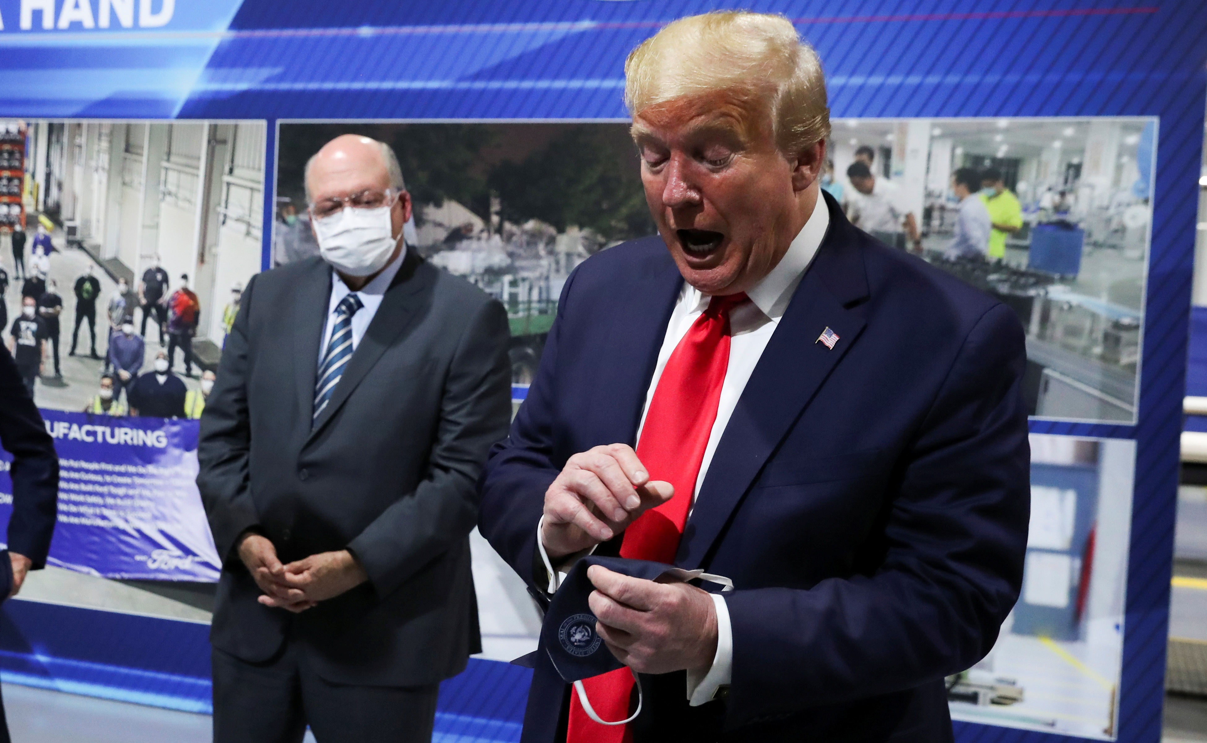 Ông Trump chỉ đeo khẩu trang “chớp nhoáng”, không muốn báo chí nhìn thấy - 5 Ông Trump chỉ đeo khẩu trang “chớp nhoáng”, không muốn báo chí nhìn thấy - 5