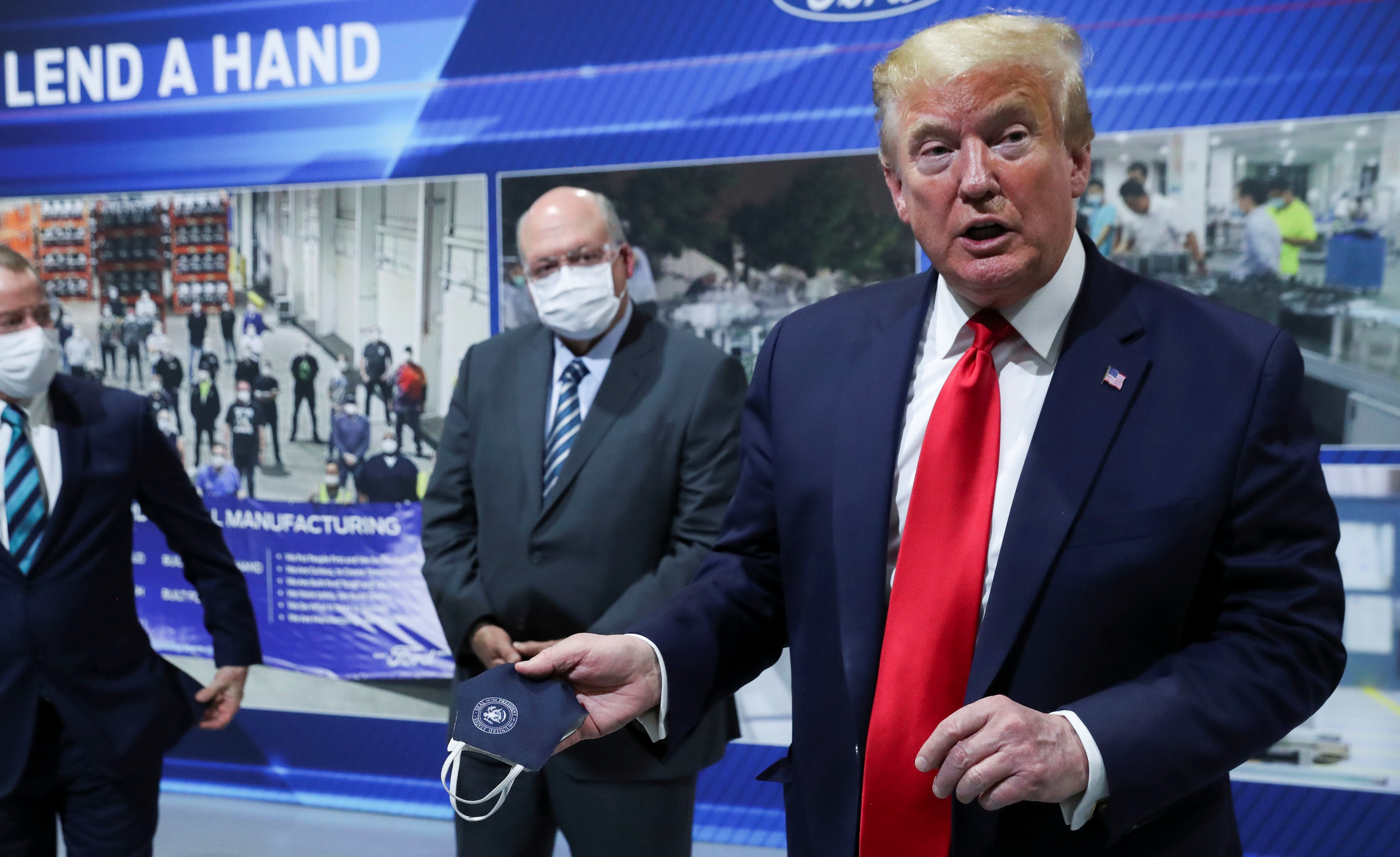 Ông Trump chỉ đeo khẩu trang “chớp nhoáng”, không muốn báo chí nhìn thấy - 1 Ông Trump chỉ đeo khẩu trang “chớp nhoáng”, không muốn báo chí nhìn thấy - 1