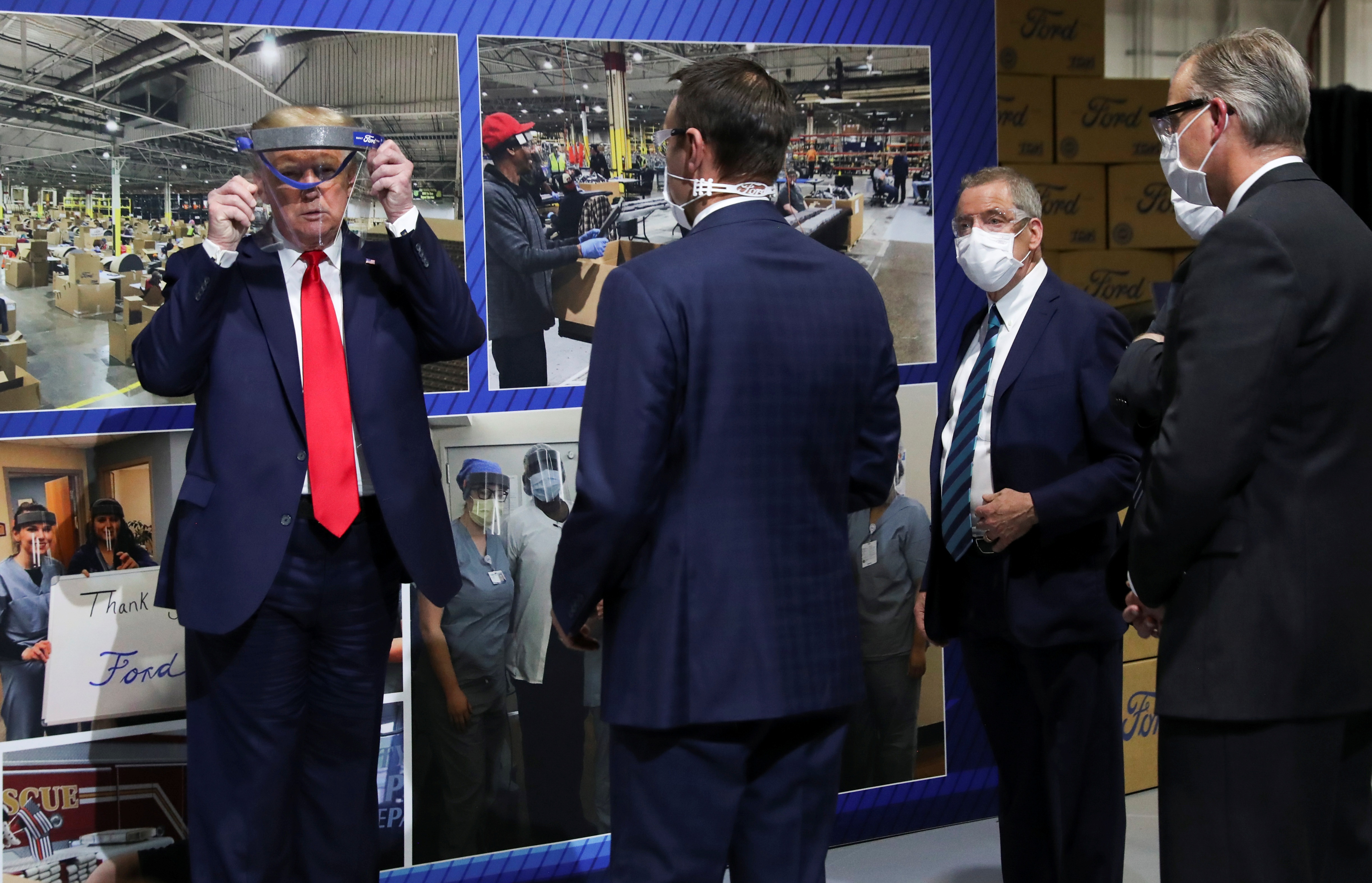 Ông Trump chỉ đeo khẩu trang “chớp nhoáng”, không muốn báo chí nhìn thấy - 7 Ông Trump chỉ đeo khẩu trang “chớp nhoáng”, không muốn báo chí nhìn thấy - 7