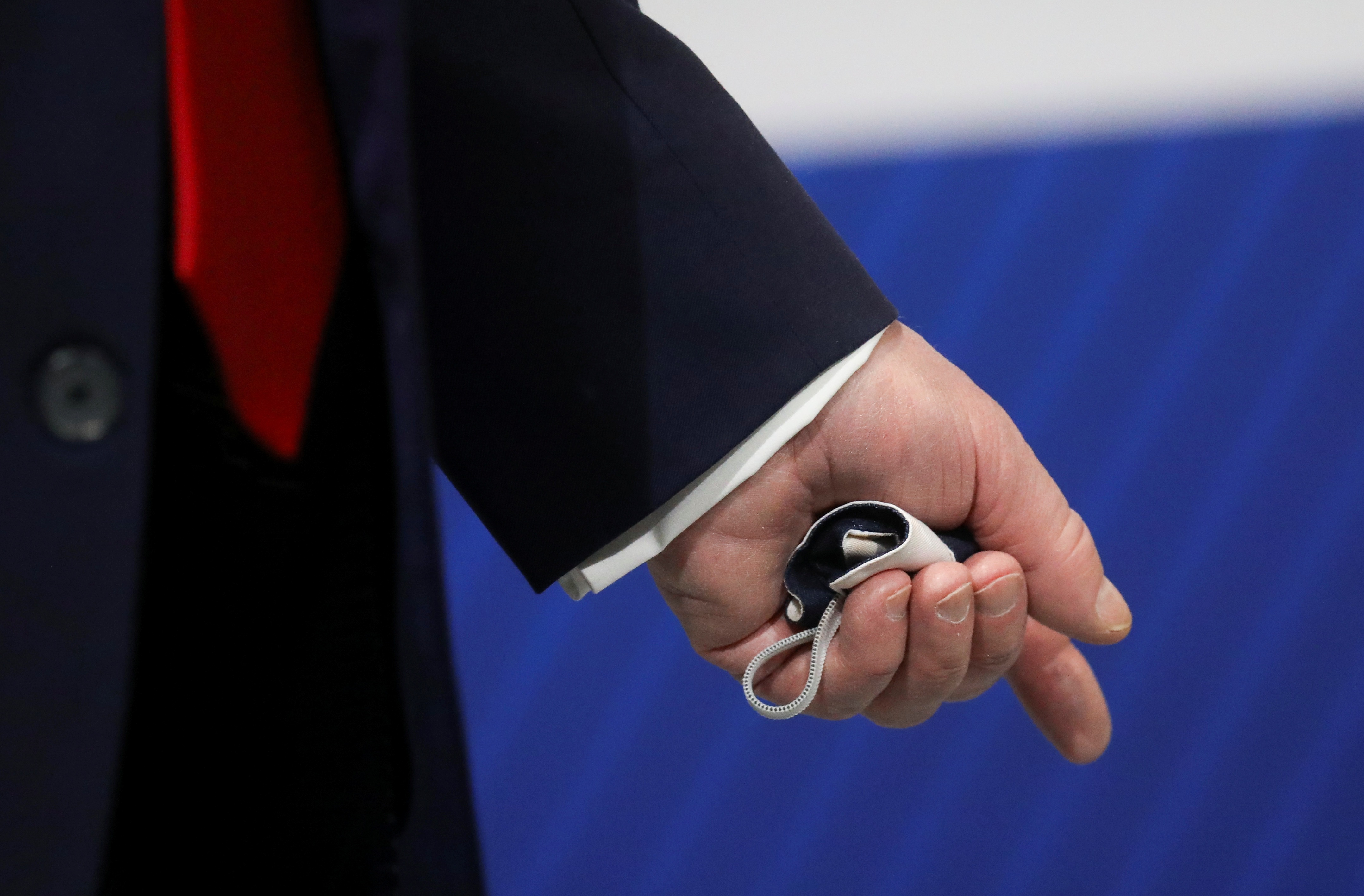 Ông Trump chỉ đeo khẩu trang “chớp nhoáng”, không muốn báo chí nhìn thấy - 4 Ông Trump chỉ đeo khẩu trang “chớp nhoáng”, không muốn báo chí nhìn thấy - 4