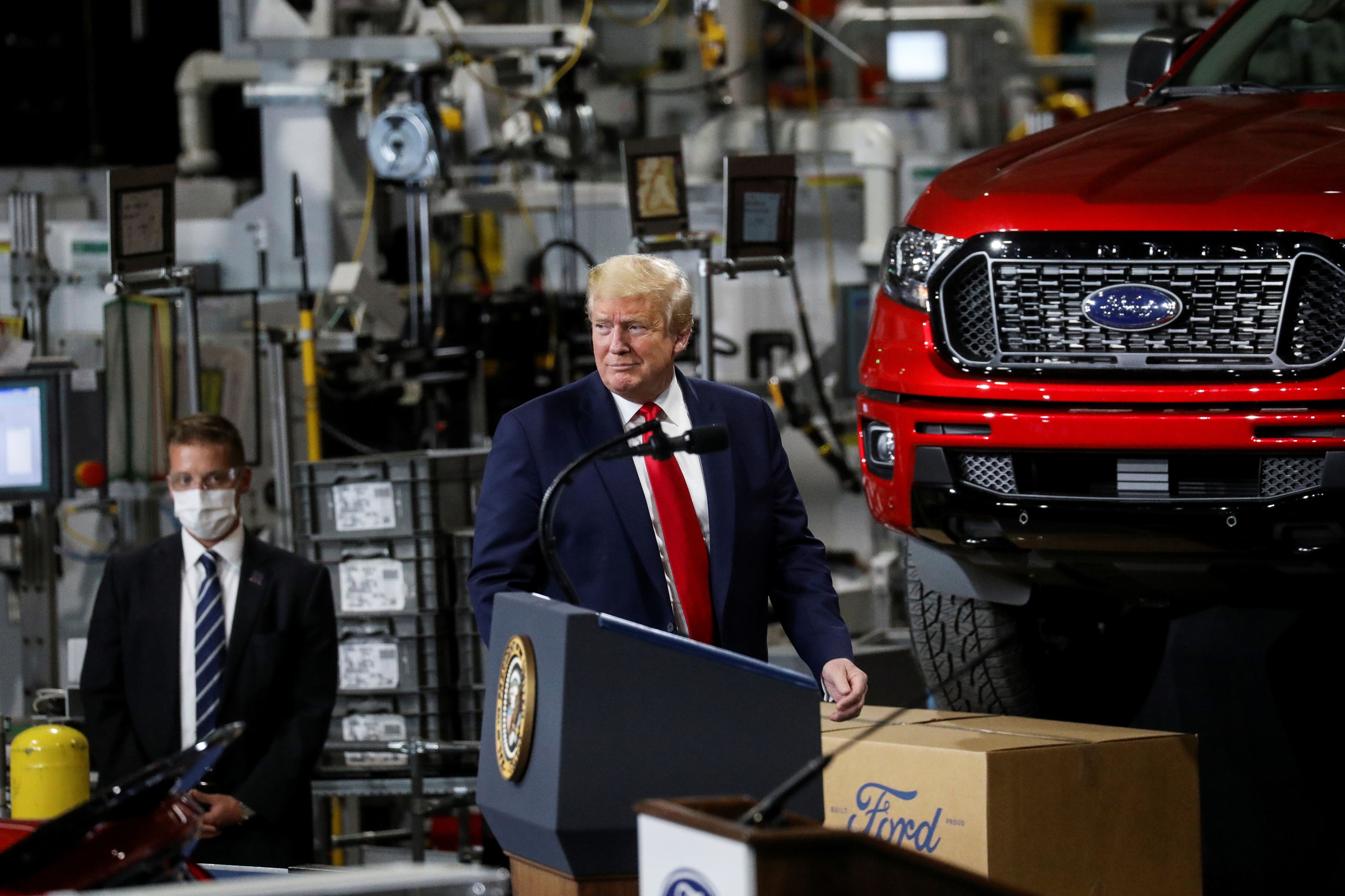 Ông Trump chỉ đeo khẩu trang “chớp nhoáng”, không muốn báo chí nhìn thấy - 11 Ông Trump chỉ đeo khẩu trang “chớp nhoáng”, không muốn báo chí nhìn thấy - 11