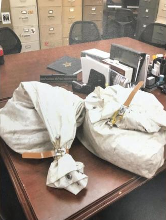 Gia đình Mỹ tình cờ phát hiện 1 triệu USD trong túi rác trên đường