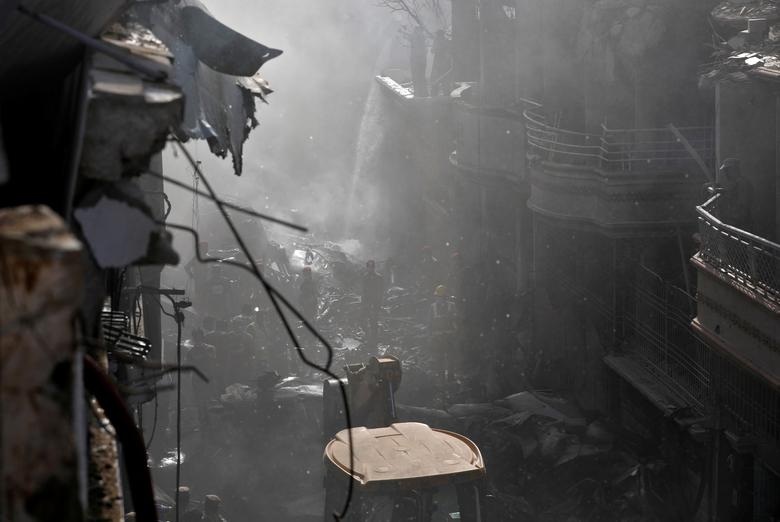 Khoảnh khắc máy bay Pakistan chở 99 người nổ như “cầu lửa”