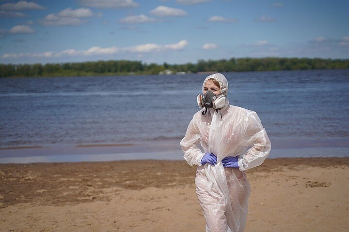 Rộ phong trào phụ nữ Nga mặc bikini dưới đồ bảo hộ ủng hộ y tá chống dịch