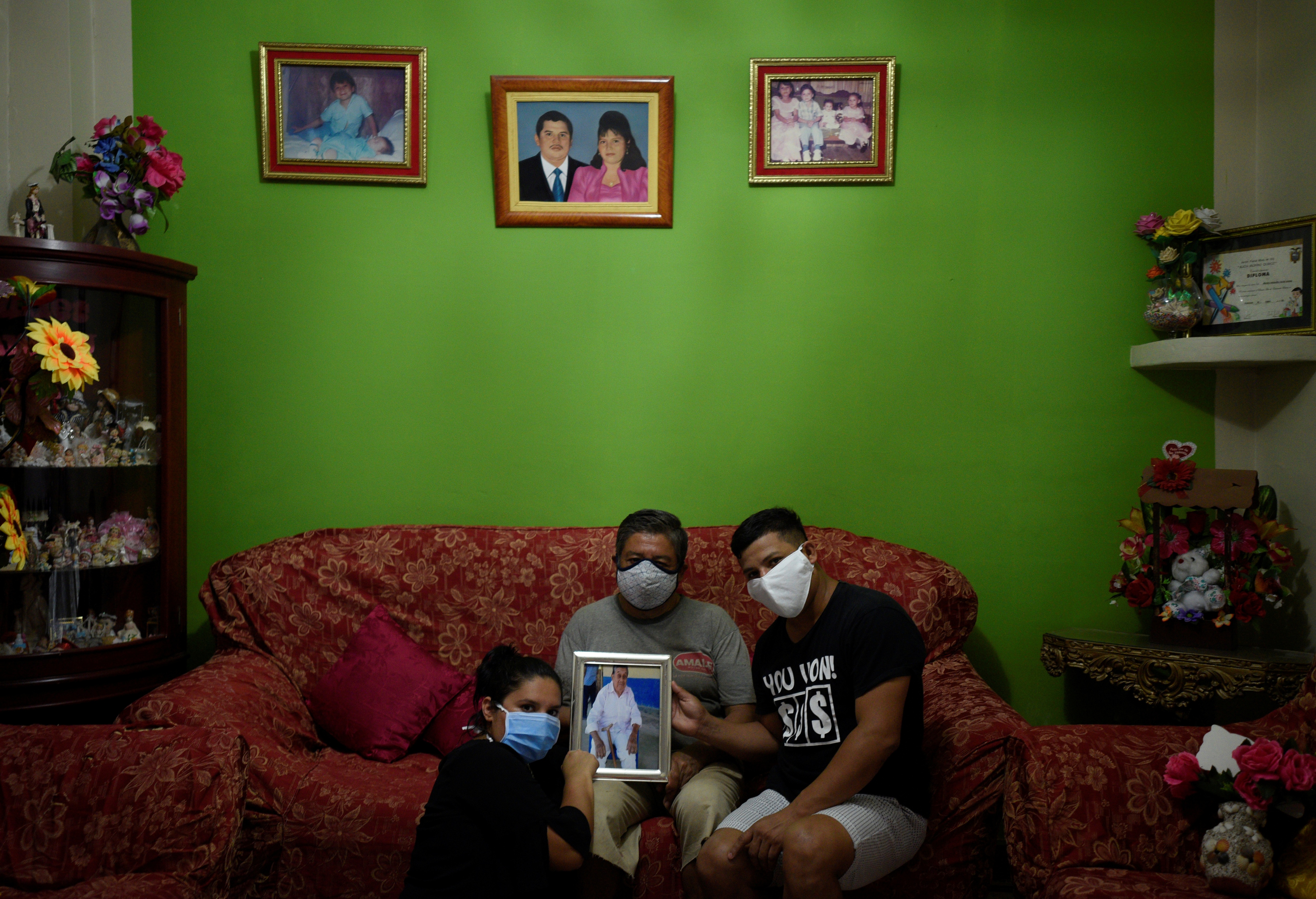 Mòn mỏi "bới xác" tìm thi thể người thân tại ổ dịch "Vũ Hán ở Nam Mỹ"