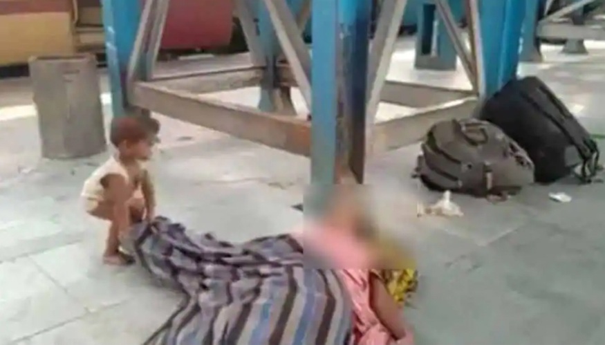 Ấn Độ rúng động video con cố đánh thức mẹ tử vong ở ga tàu