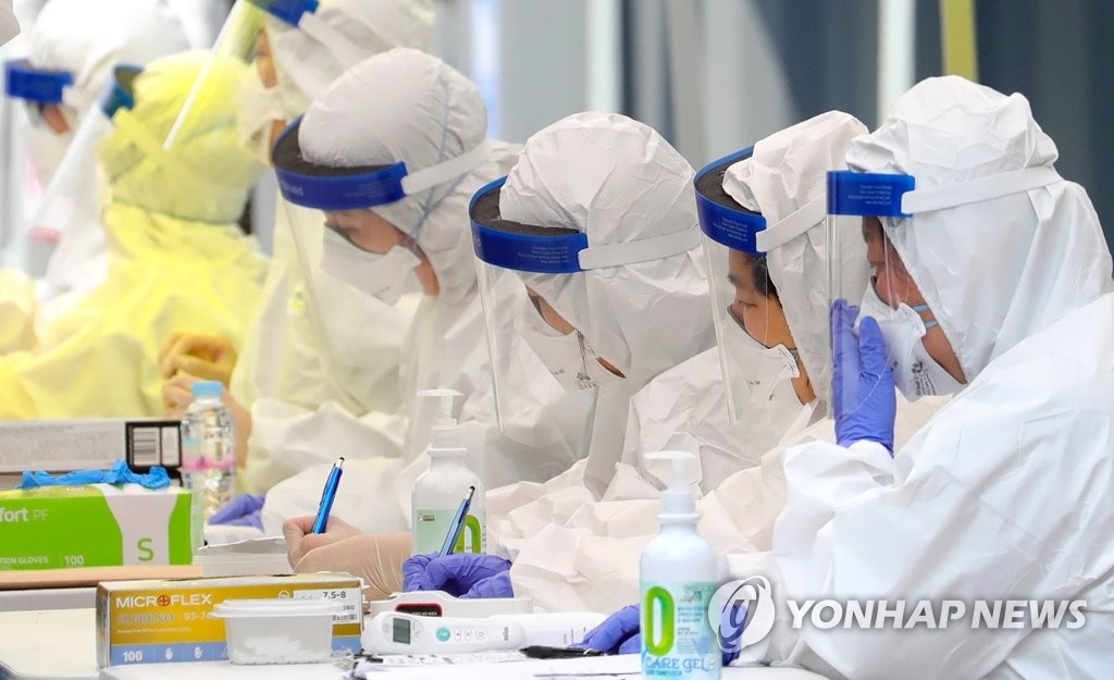 Số ca Covid-19 tăng kỷ lục trong 2 tháng, Hàn Quốc tái áp dụng giãn cách